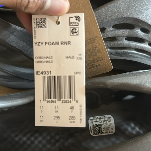 Yezzy Foam RNR size 11 - Picture 3 of 5